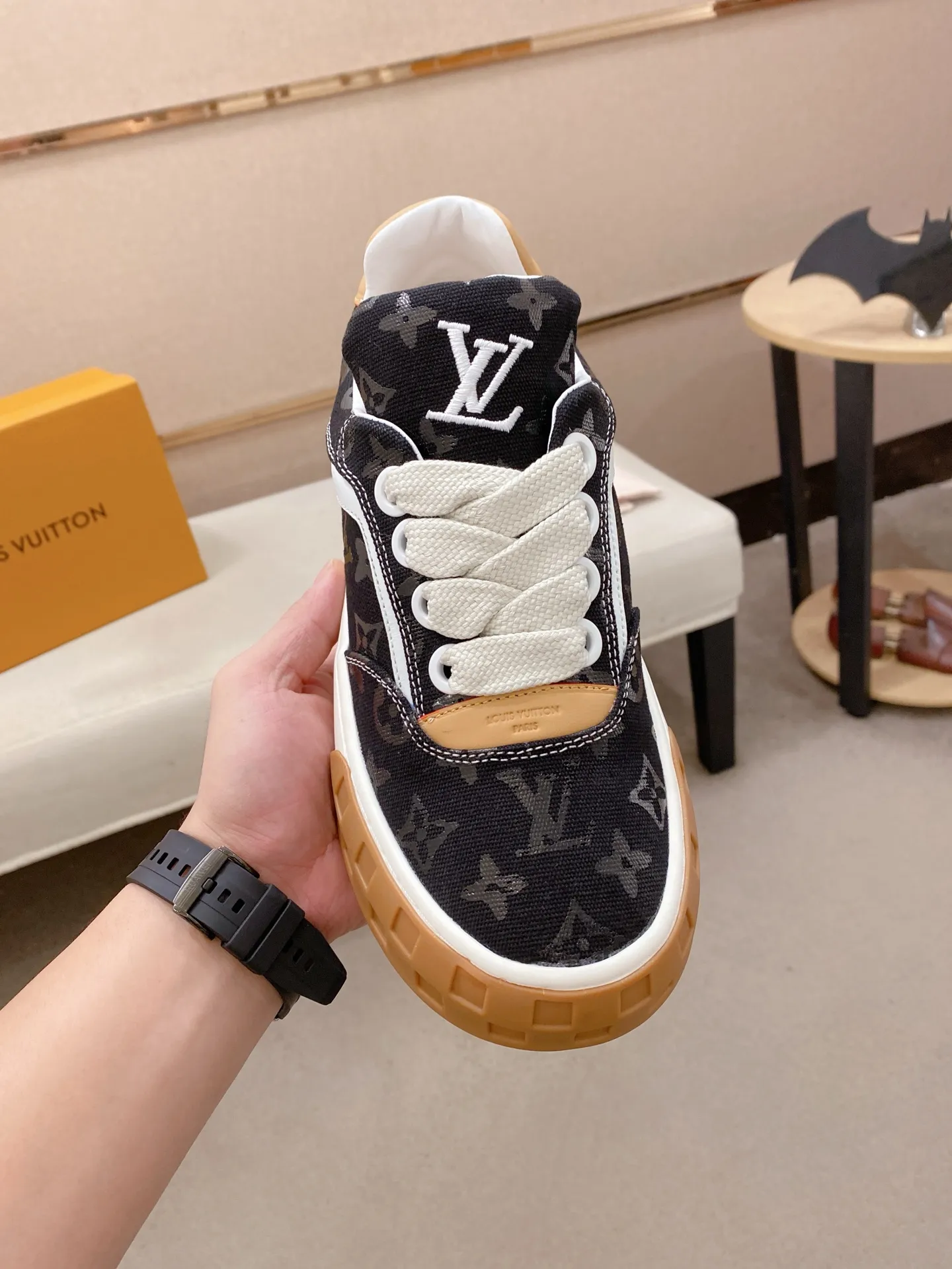 Factory price: 480💰 LV 🫏The colorful interpretation of BUTTERSOFT sneakers combines sheepskin, The colorful interpretation of LV BUTTERSOFT sneakers combines sheepskin and calfskin for a super soft feel. Designed by Pharrell Williams, this '60s-inspired shoe features a padded upper that's been crafted by Louis Vuitton craftsmen to further enhance the comfort of the leather. In addition to the LV initials, it features multiple signatures, including natural leather trim and an embossed pattern of Pharrell Williams and lobster on the side, referencing the Fall/Winter 2025 men’s show. A must-have artifact for fashionistas✅ Code number 38-44